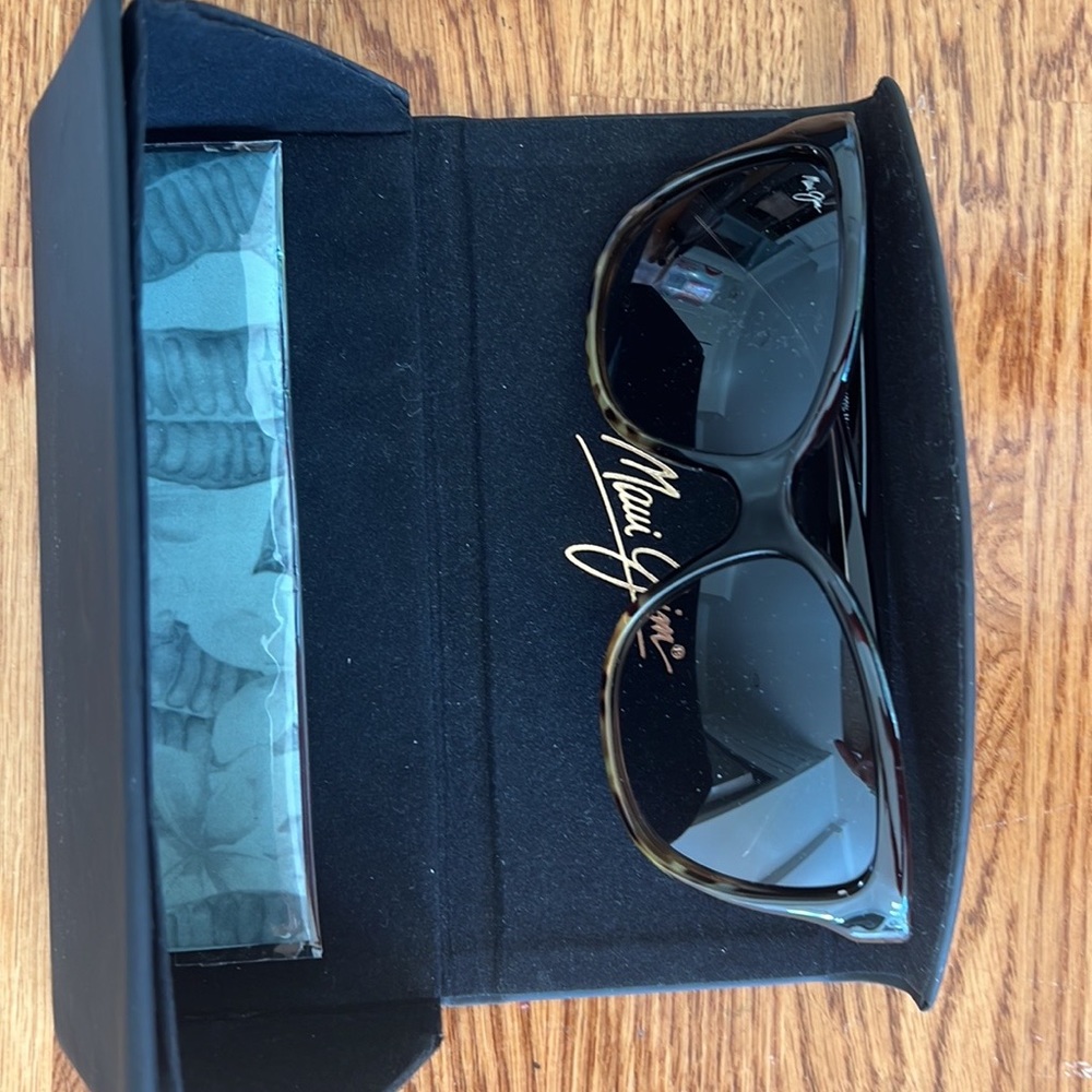 Never worn Maui Jim sunglasses
